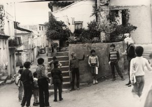 Giacomelli a Catanzaro circondato da bambini del posto