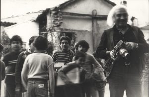 Giacomelli sorridente a Catanzaro circondato da bambini